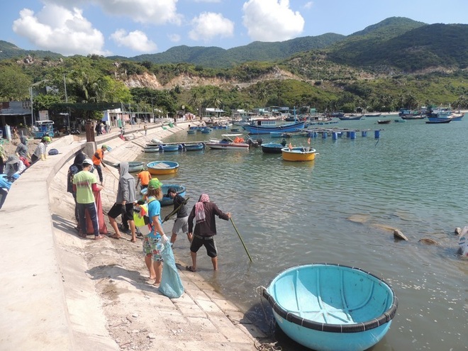 Bạn trẻ Ninh Thuận hưởng ứng trào lưu “thách thức dọn rác” - 5 Bạn trẻ Ninh Thuận hưởng ứng trào lưu “thách thức dọn rác” - 5