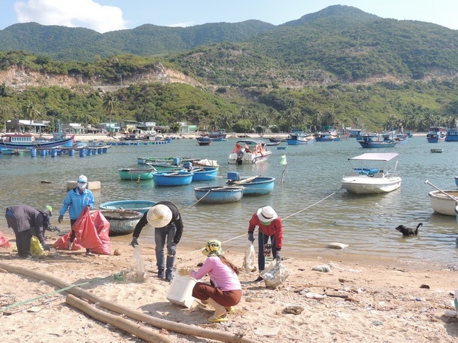 Bạn trẻ Ninh Thuận hưởng ứng trào lưu “thách thức dọn rác” - 6 Bạn trẻ Ninh Thuận hưởng ứng trào lưu “thách thức dọn rác” - 6