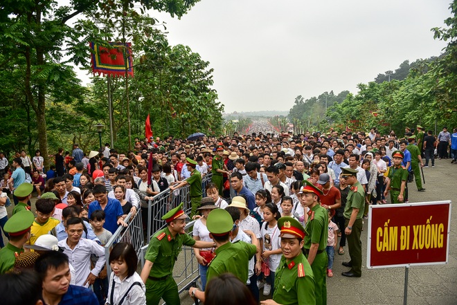 Biển người hành hương về Đền Hùng trước ngày Giỗ Tổ - 8 Biển người hành hương về Đền Hùng trước ngày Giỗ Tổ - 8