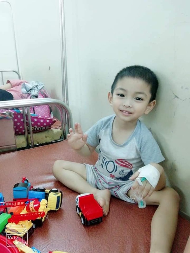 Rơi lệ hình ảnh bố cạo trọc đầu cùng con trai 3 tuổi chống chọi ung thư - 9 Rơi lệ hình ảnh bố cạo trọc đầu cùng con trai 3 tuổi chống chọi ung thư - 9