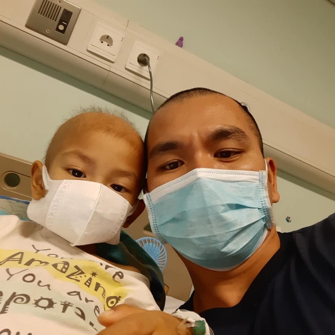 Rơi lệ hình ảnh bố cạo trọc đầu cùng con trai 3 tuổi chống chọi ung thư - 8 Rơi lệ hình ảnh bố cạo trọc đầu cùng con trai 3 tuổi chống chọi ung thư - 8