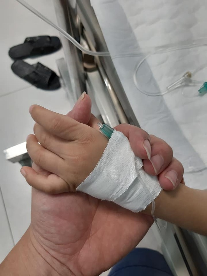 Rơi lệ hình ảnh bố cạo trọc đầu cùng con trai 3 tuổi chống chọi ung thư - 3 Rơi lệ hình ảnh bố cạo trọc đầu cùng con trai 3 tuổi chống chọi ung thư - 3