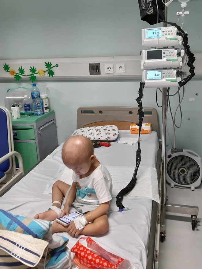 Rơi lệ hình ảnh bố cạo trọc đầu cùng con trai 3 tuổi chống chọi ung thư - 2 Rơi lệ hình ảnh bố cạo trọc đầu cùng con trai 3 tuổi chống chọi ung thư - 2