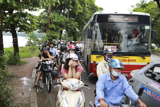Toàn cảnh giao thông qua hồ Linh Đàm trước khi xây cầu vượt trăm tỷ - 15 Toàn cảnh giao thông qua hồ Linh Đàm trước khi xây cầu vượt trăm tỷ - 15