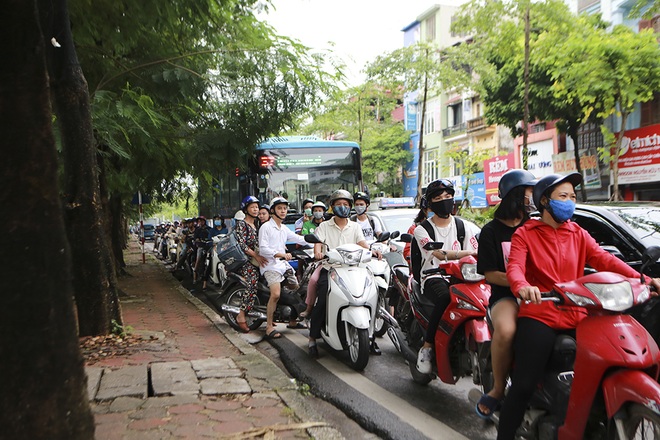 Toàn cảnh giao thông qua hồ Linh Đàm trước khi xây cầu vượt trăm tỷ - 14 Toàn cảnh giao thông qua hồ Linh Đàm trước khi xây cầu vượt trăm tỷ - 14