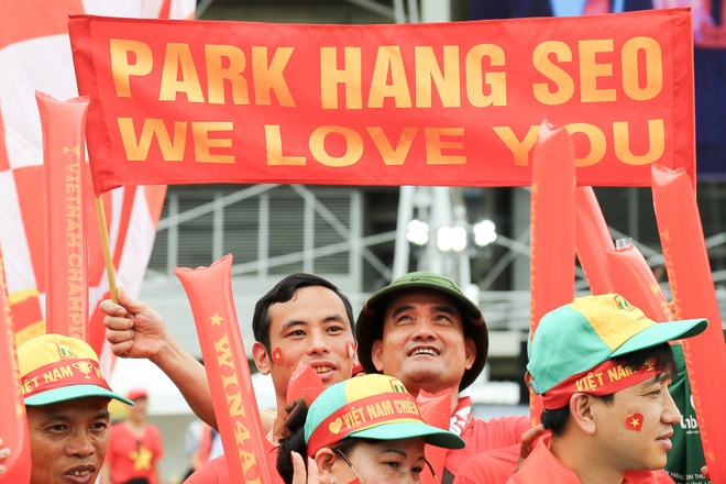 CĐV Việt Nam mang “chảo lửa Mỹ Đình” sang đất Thái Lan - 15 CĐV Việt Nam mang “chảo lửa Mỹ Đình” sang đất Thái Lan - 15