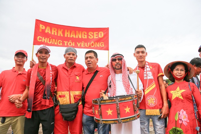 CĐV Việt Nam mang “chảo lửa Mỹ Đình” sang đất Thái Lan - 16 CĐV Việt Nam mang “chảo lửa Mỹ Đình” sang đất Thái Lan - 16
