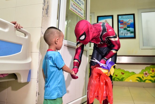 Chàng trai hoá thân thành người nhện đi truyền lửa cho các bệnh nhi ung thư - 3 Chàng trai hoá thân thành người nhện đi truyền lửa cho các bệnh nhi ung thư - 3