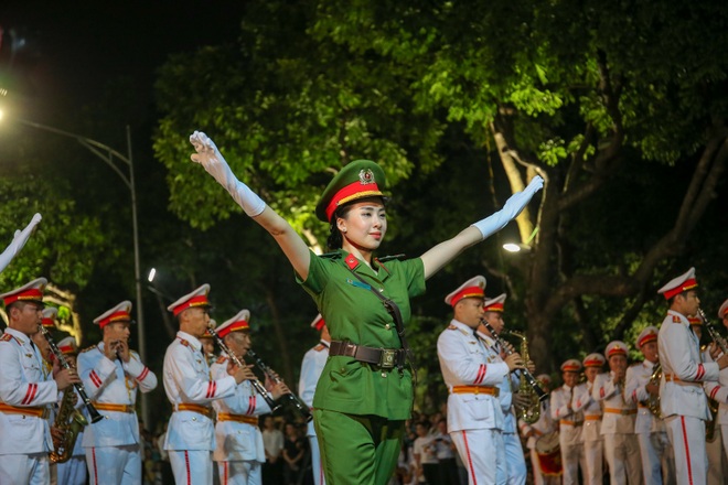 Đội kèn Công an nhân dân biểu diễn quanh Hồ Gươm, rộn ràng phố đi bộ - 15 Đội kèn Công an nhân dân biểu diễn quanh Hồ Gươm, rộn ràng phố đi bộ - 15