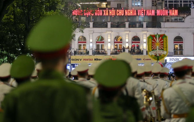 Đội kèn Công an nhân dân biểu diễn quanh Hồ Gươm, rộn ràng phố đi bộ - 16 Đội kèn Công an nhân dân biểu diễn quanh Hồ Gươm, rộn ràng phố đi bộ - 16
