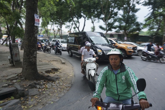 Toàn cảnh giao thông qua hồ Linh Đàm trước khi xây cầu vượt trăm tỷ - 12 Toàn cảnh giao thông qua hồ Linh Đàm trước khi xây cầu vượt trăm tỷ - 12