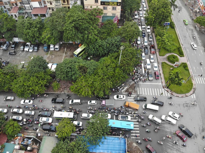Giao thông “nghẹt thở” tại những ngã tư sắp xây dựng hầm, cầu vượt ở Hà Nội - 2 Giao thông “nghẹt thở” tại những ngã tư sắp xây dựng hầm, cầu vượt ở Hà Nội - 2