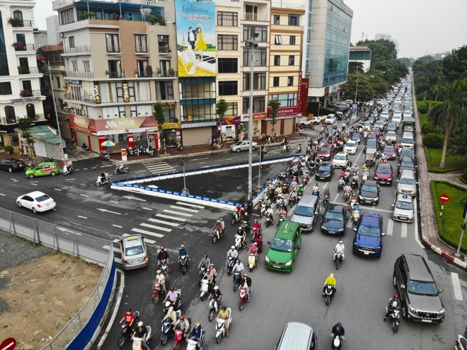 Giao thông “nghẹt thở” tại những ngã tư sắp xây dựng hầm, cầu vượt ở Hà Nội - 4 Giao thông “nghẹt thở” tại những ngã tư sắp xây dựng hầm, cầu vượt ở Hà Nội - 4