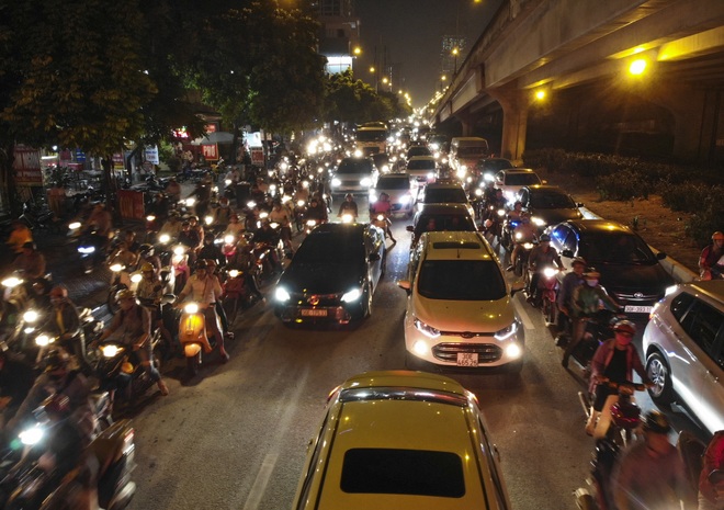 Giao thông “nghẹt thở” tại những ngã tư sắp xây dựng hầm, cầu vượt ở Hà Nội - 15 Giao thông “nghẹt thở” tại những ngã tư sắp xây dựng hầm, cầu vượt ở Hà Nội - 15