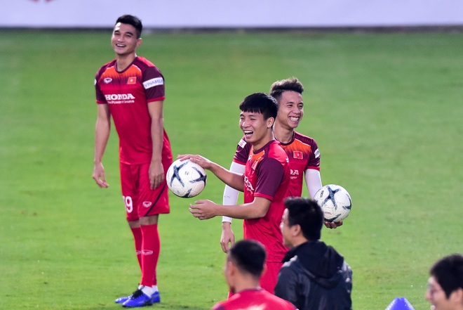 HLV Park Hang Seo hỏi thăm Quang Hải, tự tay kiểm tra vết thương Thành Chung - 12 HLV Park Hang Seo hỏi thăm Quang Hải, tự tay kiểm tra vết thương Thành Chung - 12