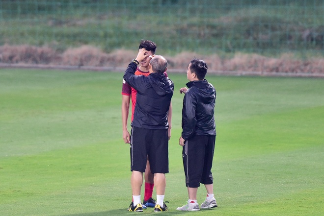 HLV Park Hang Seo hỏi thăm Quang Hải, tự tay kiểm tra vết thương Thành Chung - 9 HLV Park Hang Seo hỏi thăm Quang Hải, tự tay kiểm tra vết thương Thành Chung - 9