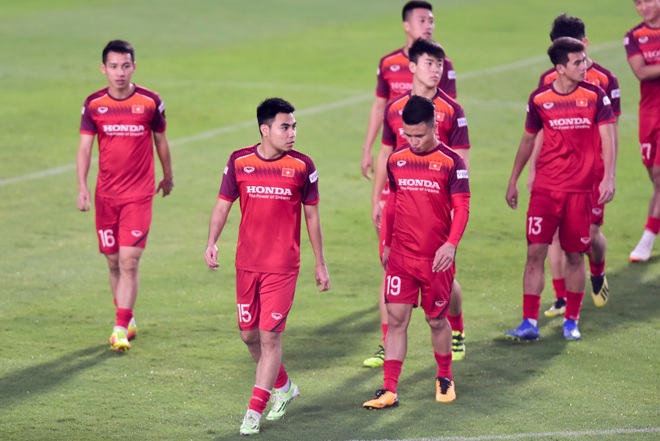 HLV Park Hang Seo hỏi thăm Quang Hải, tự tay kiểm tra vết thương Thành Chung - 2 HLV Park Hang Seo hỏi thăm Quang Hải, tự tay kiểm tra vết thương Thành Chung - 2