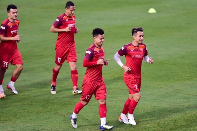 HLV Park Hang Seo hỏi thăm Quang Hải, tự tay kiểm tra vết thương Thành Chung - 16 HLV Park Hang Seo hỏi thăm Quang Hải, tự tay kiểm tra vết thương Thành Chung - 16