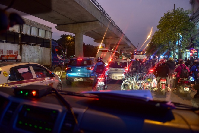 Hà Nội: Chuyện chưa từng kể đằng sau những tiếng còi sinh tử - 12 Hà Nội: Chuyện chưa từng kể đằng sau những tiếng còi sinh tử - 12