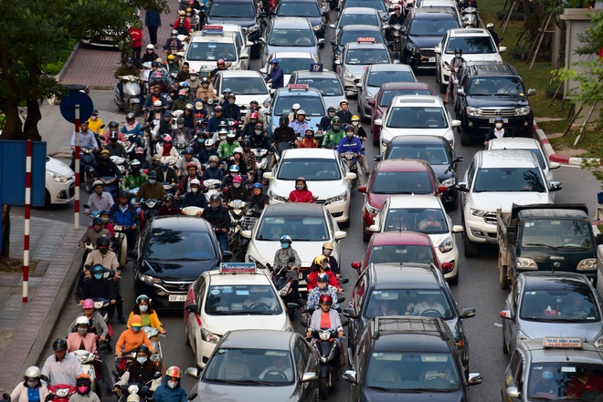 Vật vã băng qua nút giao thông rối loạn bậc nhất Hà Nội - 9 Vật vã băng qua nút giao thông rối loạn bậc nhất Hà Nội - 9