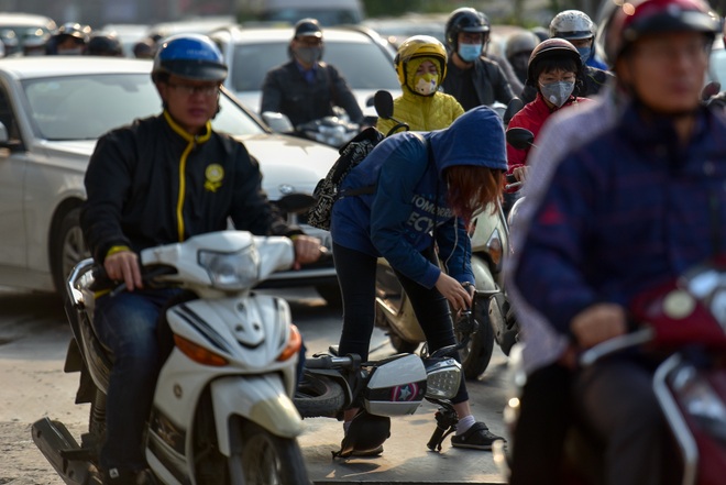 Vật vã băng qua nút giao thông rối loạn bậc nhất Hà Nội - 13 Vật vã băng qua nút giao thông rối loạn bậc nhất Hà Nội - 13