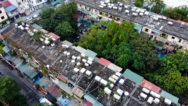 Ẩn họa từ quả bom nước” trên nóc các khu tập thể cũ ở Hà Nội - 12 Ẩn họa từ quả bom nước” trên nóc các khu tập thể cũ ở Hà Nội - 12