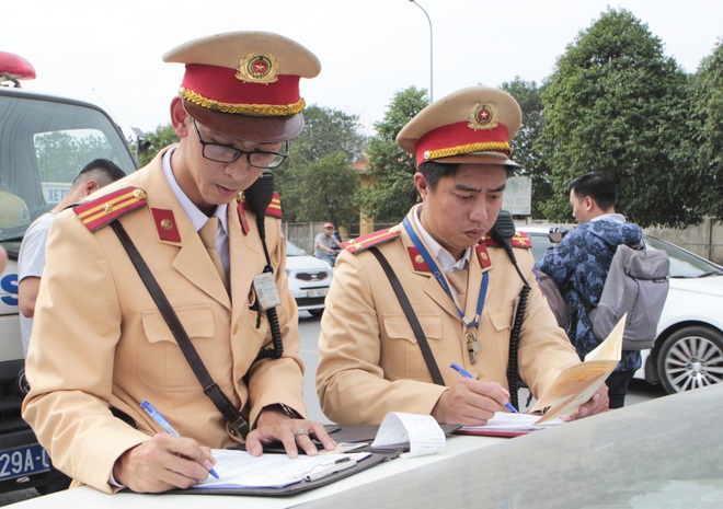 Uống vui 1-2 chén rượu, tài xế bị phạt 35 triệu đồng - 11 Uống vui 1-2 chén rượu, tài xế bị phạt 35 triệu đồng - 11