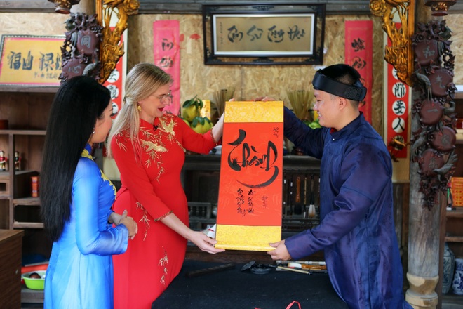 Đại sứ Thuỵ Điển đi chợ mua đào, gặp ông đồ xin chữ - 14 Đại sứ Thuỵ Điển đi chợ mua đào, gặp ông đồ xin chữ - 14