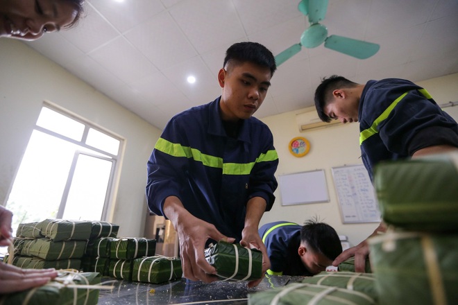 Xem lính cứu hỏa trổ tài gói bánh chưng đón Tết - 7 Xem lính cứu hỏa trổ tài gói bánh chưng đón Tết - 7