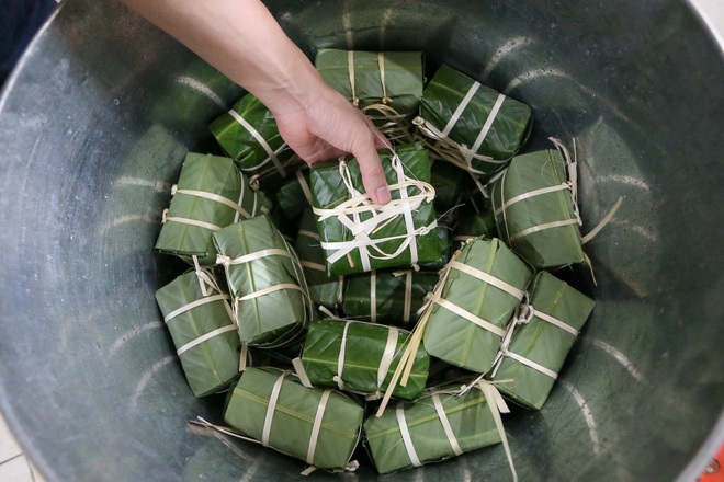 Xem lính cứu hỏa trổ tài gói bánh chưng đón Tết - 10 Xem lính cứu hỏa trổ tài gói bánh chưng đón Tết - 10