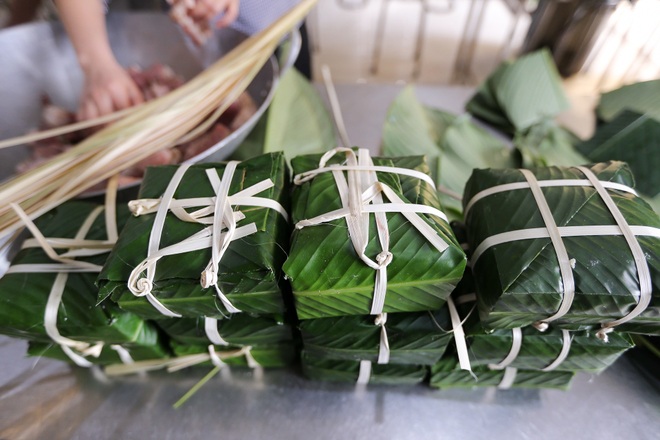Xem lính cứu hỏa trổ tài gói bánh chưng đón Tết - 8 Xem lính cứu hỏa trổ tài gói bánh chưng đón Tết - 8