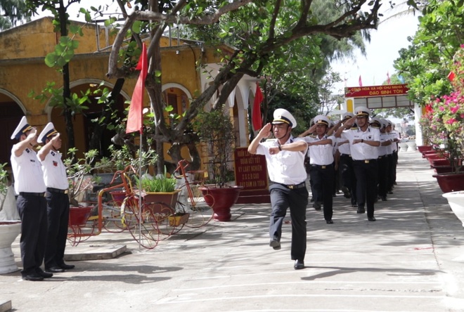 Thiêng liêng lễ chào cờ đầu năm mới tại Trường Sa - 16 Thiêng liêng lễ chào cờ đầu năm mới tại Trường Sa - 16