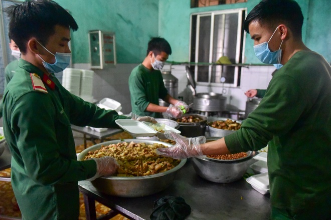 Chiến sĩ vội vã chuẩn bị hàng trăm suất cơm trong khu cách ly tại Lạng Sơn - 8
