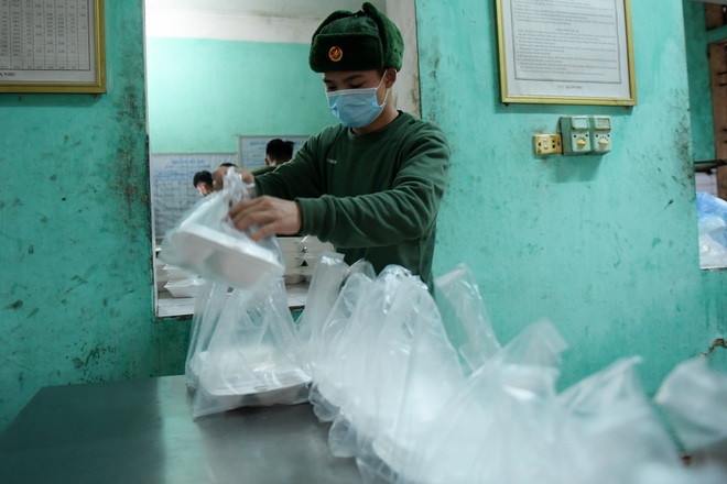 Chiến sĩ vội vã chuẩn bị hàng trăm suất cơm trong khu cách ly tại Lạng Sơn - 21