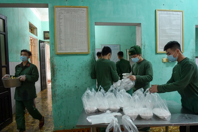Chiến sĩ vội vã chuẩn bị hàng trăm suất cơm trong khu cách ly tại Lạng Sơn - 17