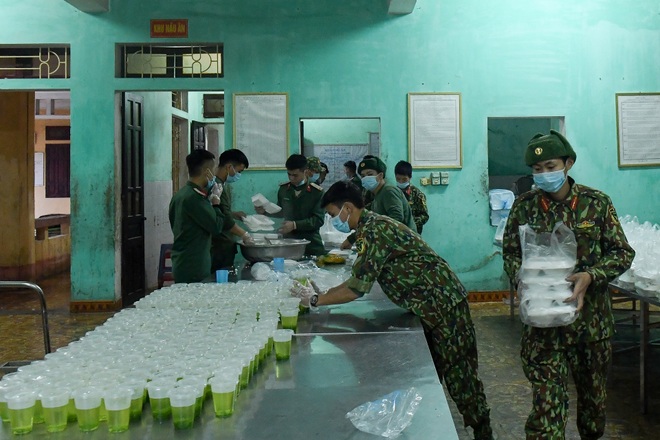 Chiến sĩ vội vã chuẩn bị hàng trăm suất cơm trong khu cách ly tại Lạng Sơn - 18