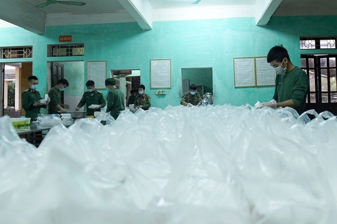 Chiến sĩ vội vã chuẩn bị hàng trăm suất cơm trong khu cách ly tại Lạng Sơn - 20