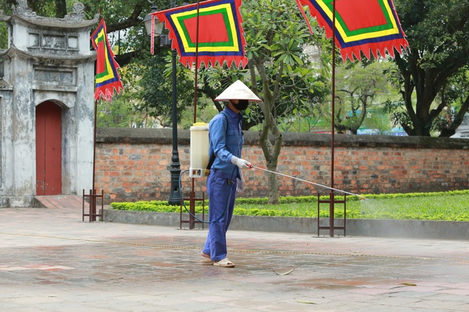 Đền Ngọc Sơn, Văn Miếu Quốc Tử Giám... được phun thuốc khử trùng - 2 Đền Ngọc Sơn, Văn Miếu Quốc Tử Giám... được phun thuốc khử trùng - 2