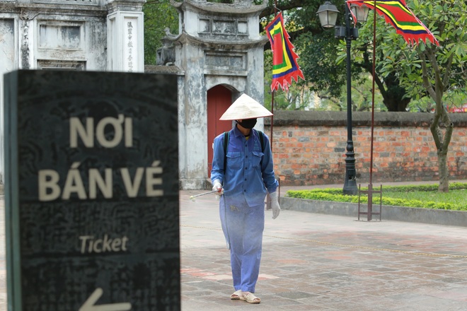 Đền Ngọc Sơn, Văn Miếu Quốc Tử Giám... được phun thuốc khử trùng - 4 Đền Ngọc Sơn, Văn Miếu Quốc Tử Giám... được phun thuốc khử trùng - 4