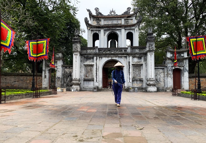 Đền Ngọc Sơn, Văn Miếu Quốc Tử Giám... được phun thuốc khử trùng - 5 Đền Ngọc Sơn, Văn Miếu Quốc Tử Giám... được phun thuốc khử trùng - 5