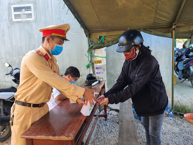 Dân quân bán rau giúp tiểu thương trong khu cách ly - 13