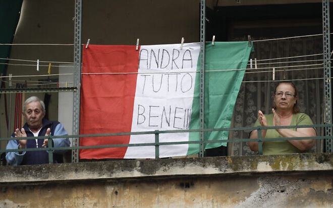 Bị phong tỏa cả nước, người Italia giao tiếp qua ban công - 13 Bị phong tỏa cả nước, người Italia giao tiếp qua ban công - 13