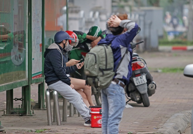 Hà Nội: Nhiều hành khách ngẩn ngơ ngồi đợi hàng giờ ở trạm xe buýt - 6 Hà Nội: Nhiều hành khách ngẩn ngơ ngồi đợi hàng giờ ở trạm xe buýt - 6