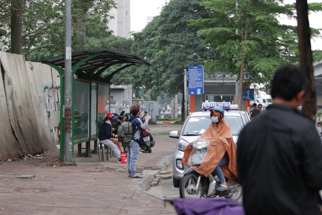 Hà Nội: Nhiều hành khách ngẩn ngơ ngồi đợi hàng giờ ở trạm xe buýt - 5 Hà Nội: Nhiều hành khách ngẩn ngơ ngồi đợi hàng giờ ở trạm xe buýt - 5