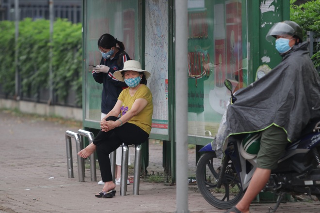 Hà Nội: Nhiều hành khách ngẩn ngơ ngồi đợi hàng giờ ở trạm xe buýt - 8 Hà Nội: Nhiều hành khách ngẩn ngơ ngồi đợi hàng giờ ở trạm xe buýt - 8