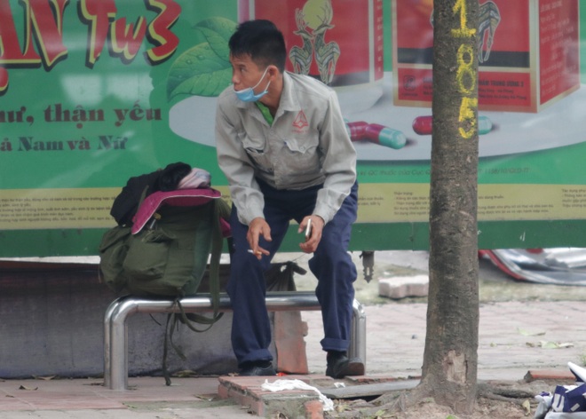 Hà Nội: Nhiều hành khách ngẩn ngơ ngồi đợi hàng giờ ở trạm xe buýt - 13 Hà Nội: Nhiều hành khách ngẩn ngơ ngồi đợi hàng giờ ở trạm xe buýt - 13