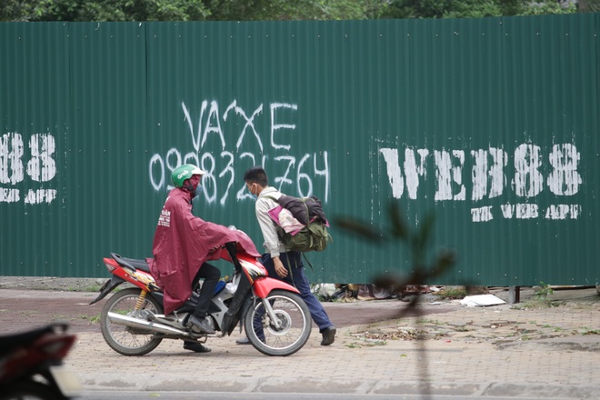 Hà Nội: Nhiều hành khách ngẩn ngơ ngồi đợi hàng giờ ở trạm xe buýt - 15 Hà Nội: Nhiều hành khách ngẩn ngơ ngồi đợi hàng giờ ở trạm xe buýt - 15