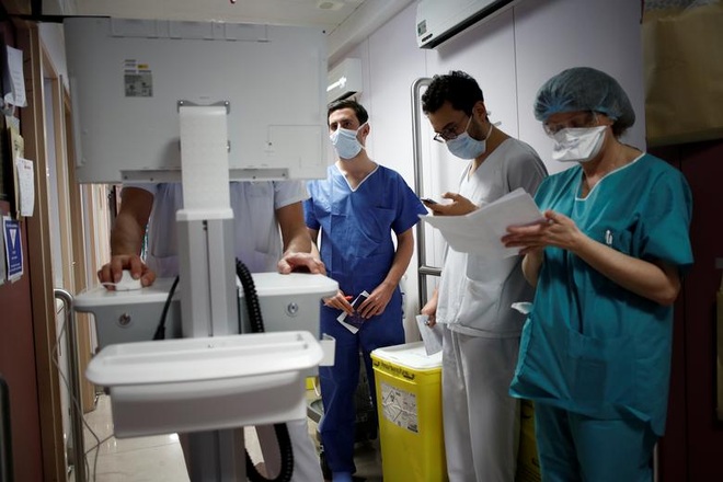 Những người giành giật sự sống cho bệnh nhân bên trong bệnh viện Pháp - 1 Những người giành giật sự sống cho bệnh nhân bên trong bệnh viện Pháp - 1