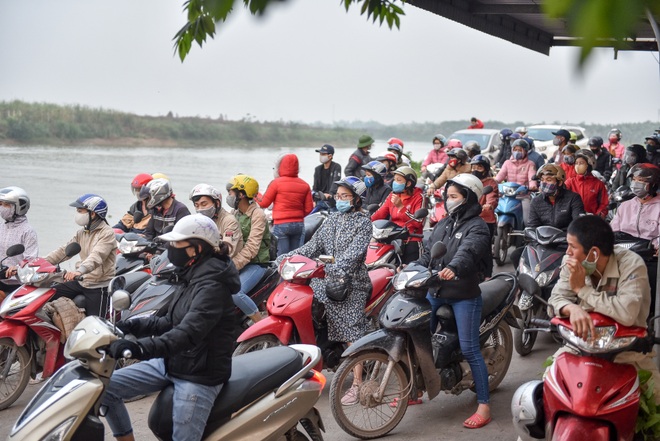 Hải Dương: Dẹp yên bến phà này, lại ùn ùn chen chúc tại bến khác - 2 Hải Dương: Dẹp yên bến phà này, lại ùn ùn chen chúc tại bến khác - 2