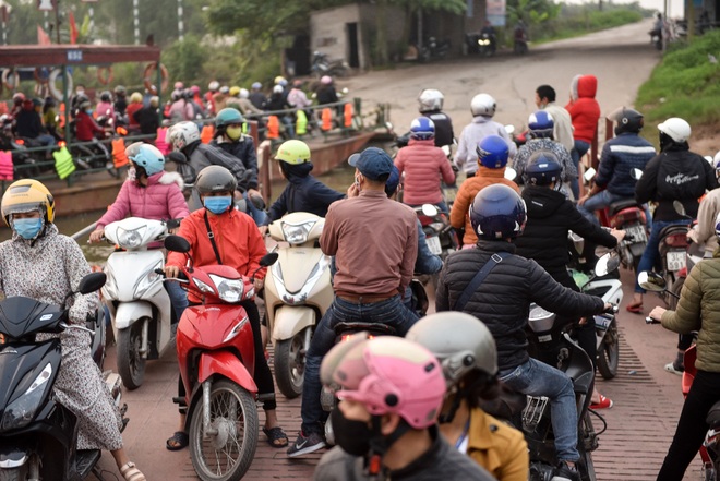 Hải Dương: Dẹp yên bến phà này, lại ùn ùn chen chúc tại bến khác - 10 Hải Dương: Dẹp yên bến phà này, lại ùn ùn chen chúc tại bến khác - 10